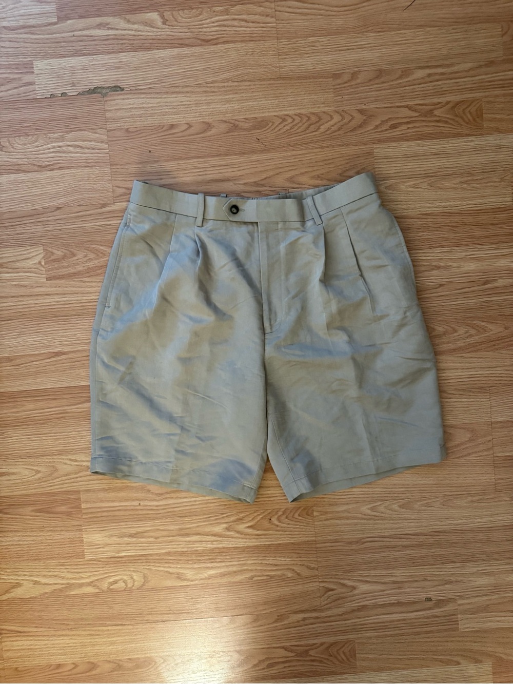 Classic Men's Khaki Pleated Shorts